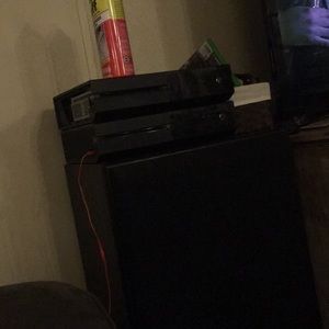 Xbox one 1controller 3 games included (bottom one)